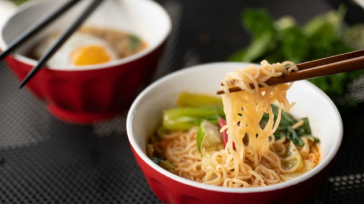 Para prevenir la contaminación microbiana, BPOM emite nuevas regulaciones para productos de salchichas y fideos instantáneos