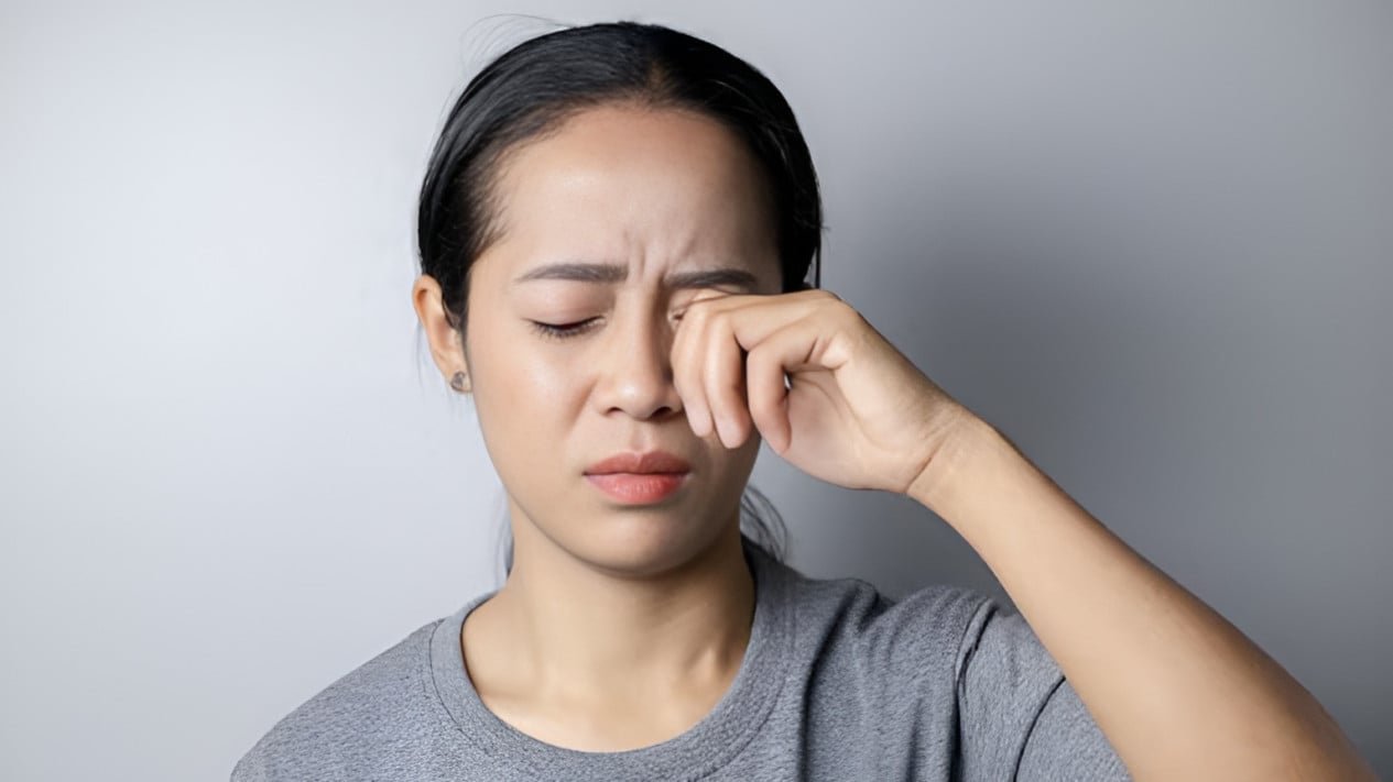 8 pasos para prevenir las moscas volantes en los ojos y la aparición de pequeñas sombras flotantes en tu visión