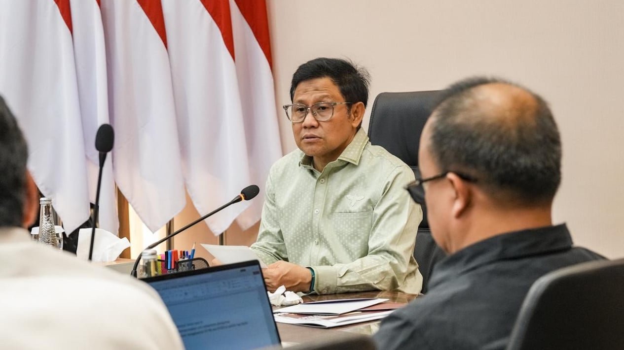 Muy feliz, divirtiéndome en las redes sociales.