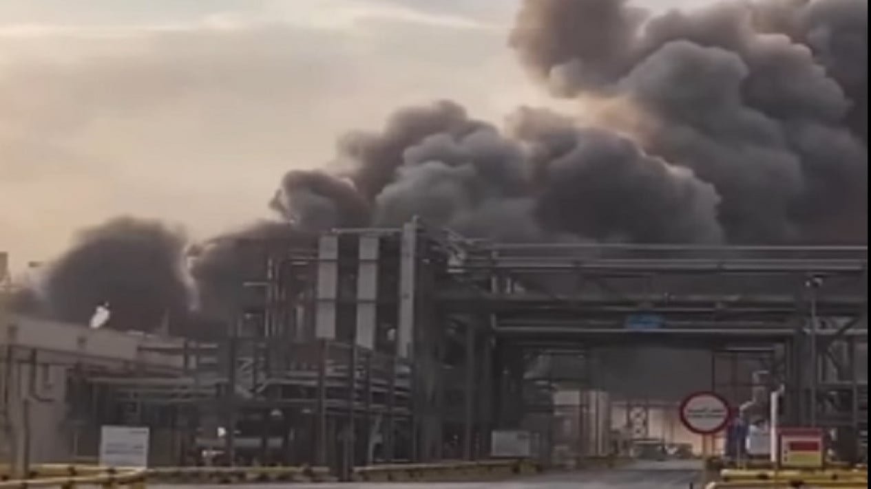 Irán ataca oleoducto de Arabia Saudita y el suministro mundial de petróleo se reduce en 700.000 barriles