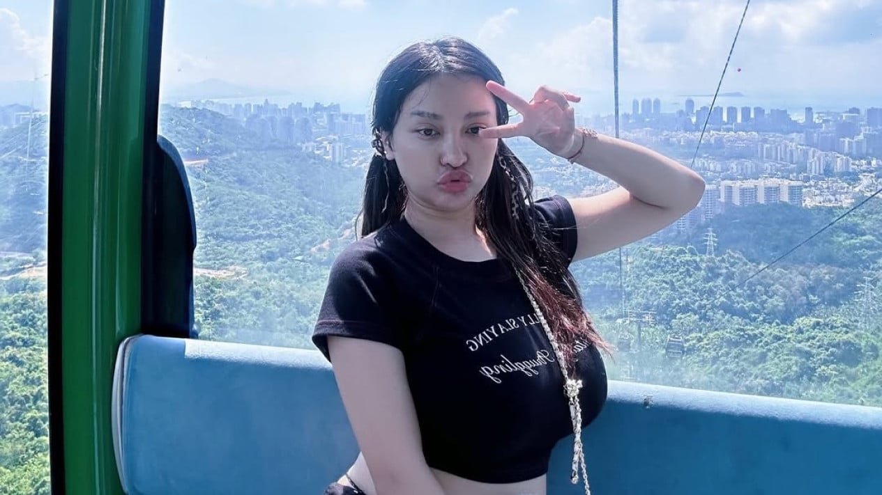 Cupi Cupita acusada de atrapar a las novias del pueblo, Pinkan Mambo canta mientras cae en la calle