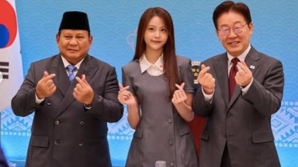 Instantánea fotográfica de Carmen Hearts2Hearts con Prabowo Subianto y el presidente de Corea del Sur