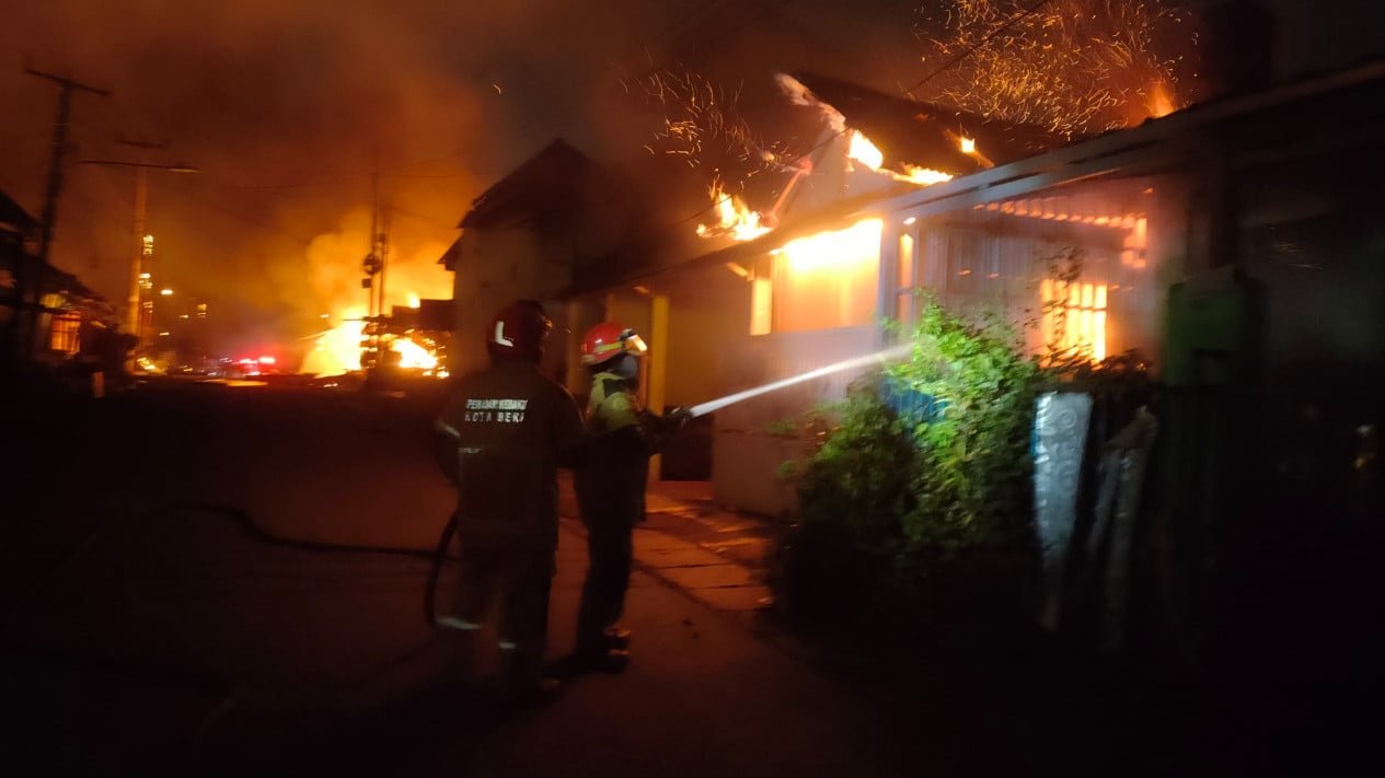 Se produjo una explosión en SPBE Cimuning Bekasi, 12 personas resultaron heridas, camiones quemados y casas de residentes