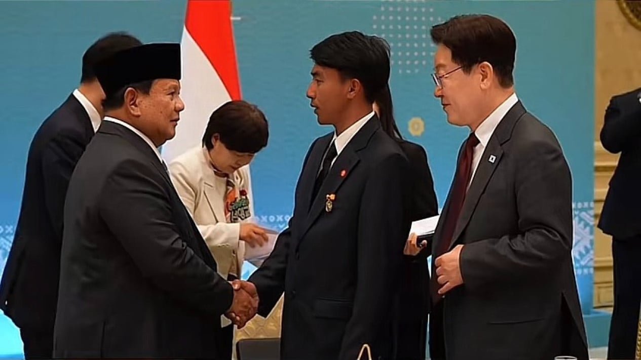 El gesto de orgullo de Prabowo al conocer a Sugianto, PMI que salvó a 7 ancianos surcoreanos