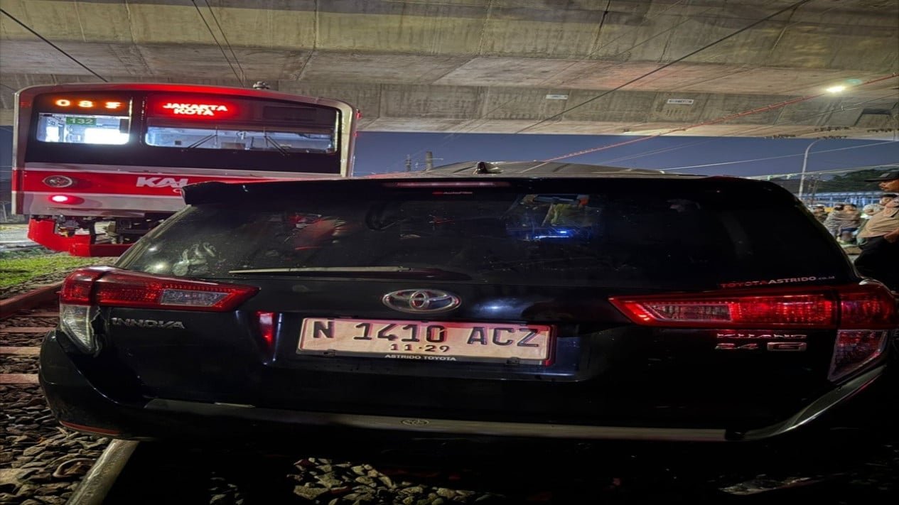 Cuando el Innova chocó contra la acera y chocó contra el KRL en Bogor, el conductor huyó