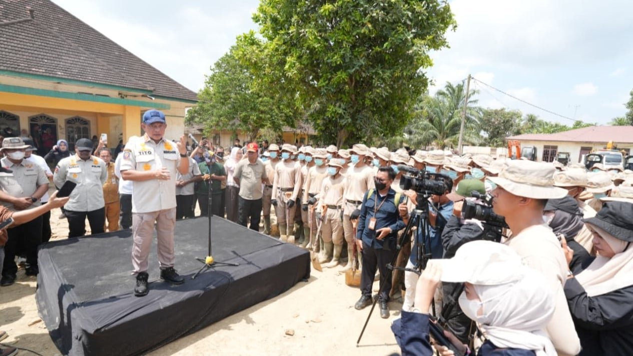 Limpieza selectiva del lodo restante en los asentamientos afectados por el desastre