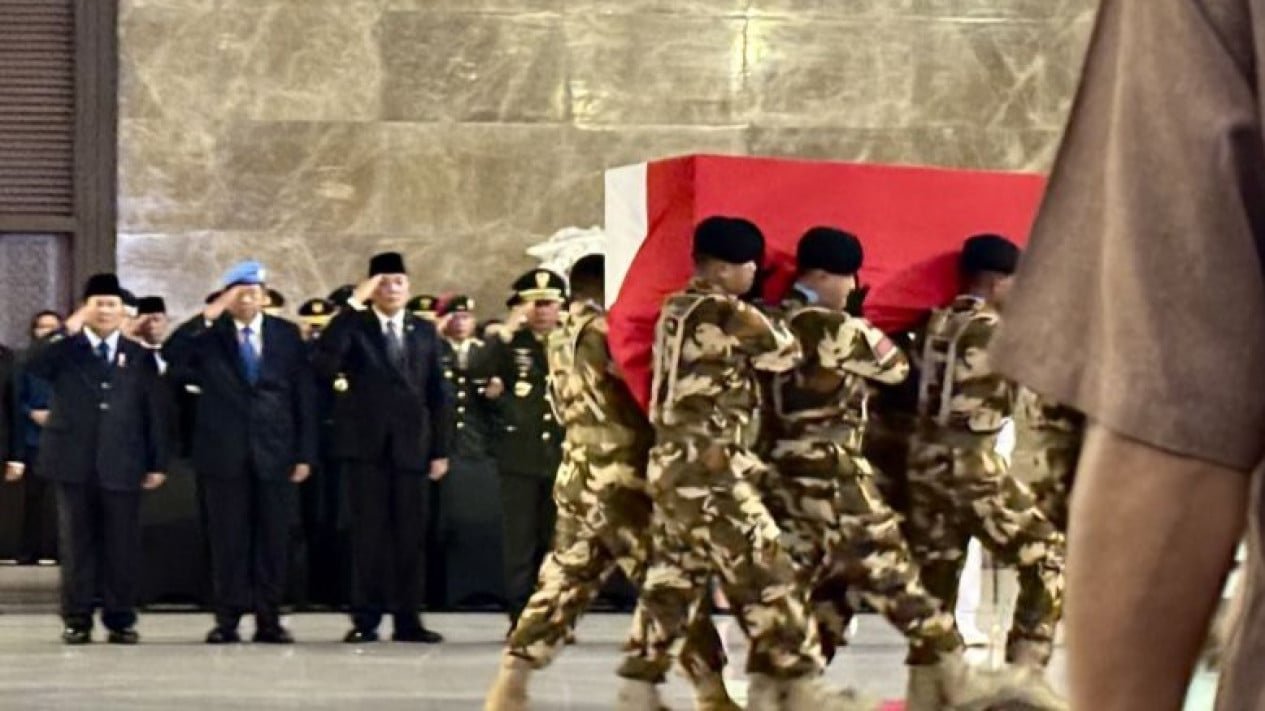 El momento en que SBY usa una boina de las fuerzas de paz para ofrecer sus condolencias a los 3 soldados del TNI que cayeron en el Líbano