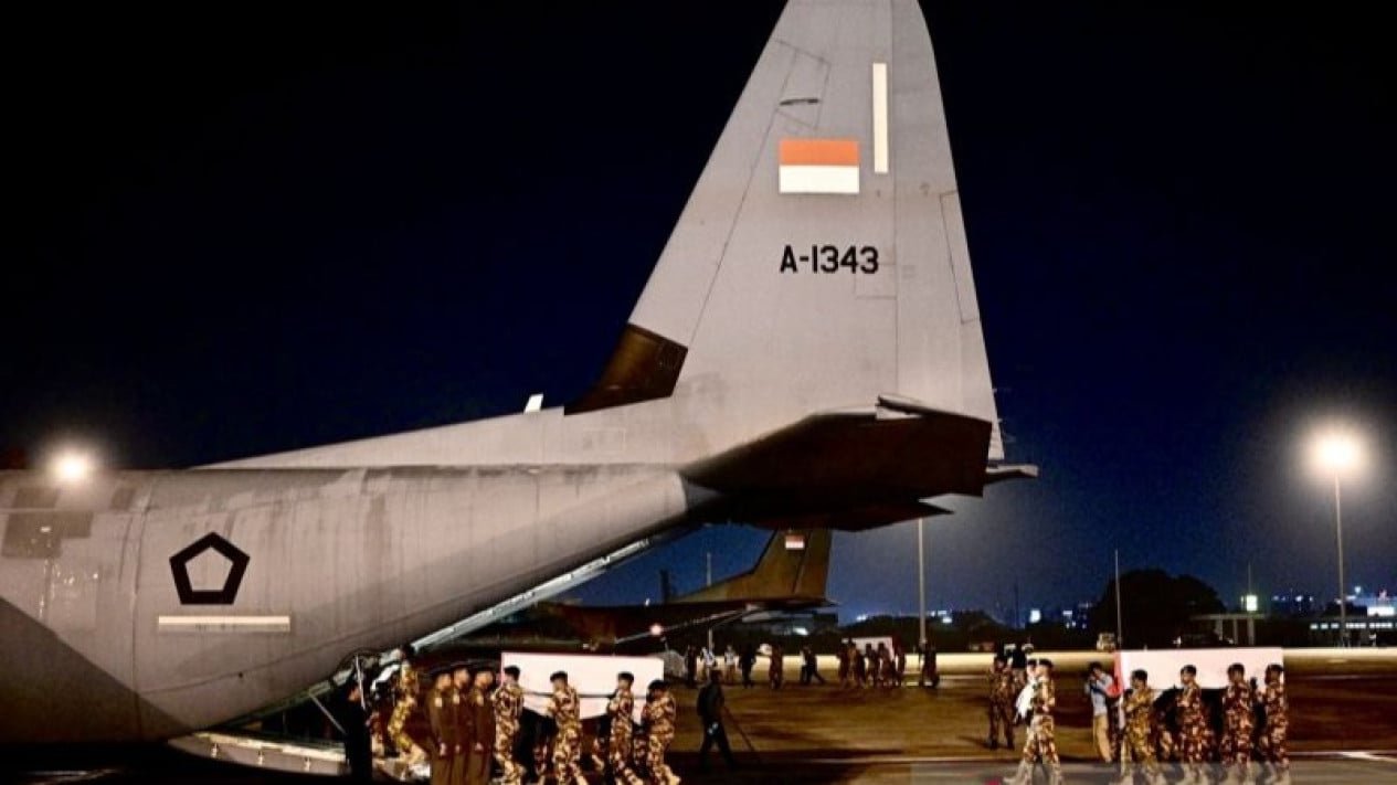 Los cuerpos de tres soldados del TNI que murieron en el Líbano trasladados en avión a una funeraria