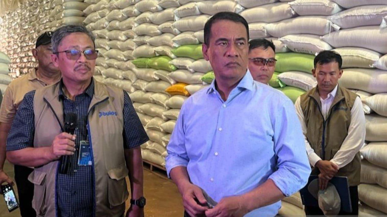 Las reservas de arroz de RI se mantienen estables en 4,5 millones de toneladas en medio de los disturbios en Medio Oriente; el Ministro de Agricultura, Amran, asegura que las existencias están seguras