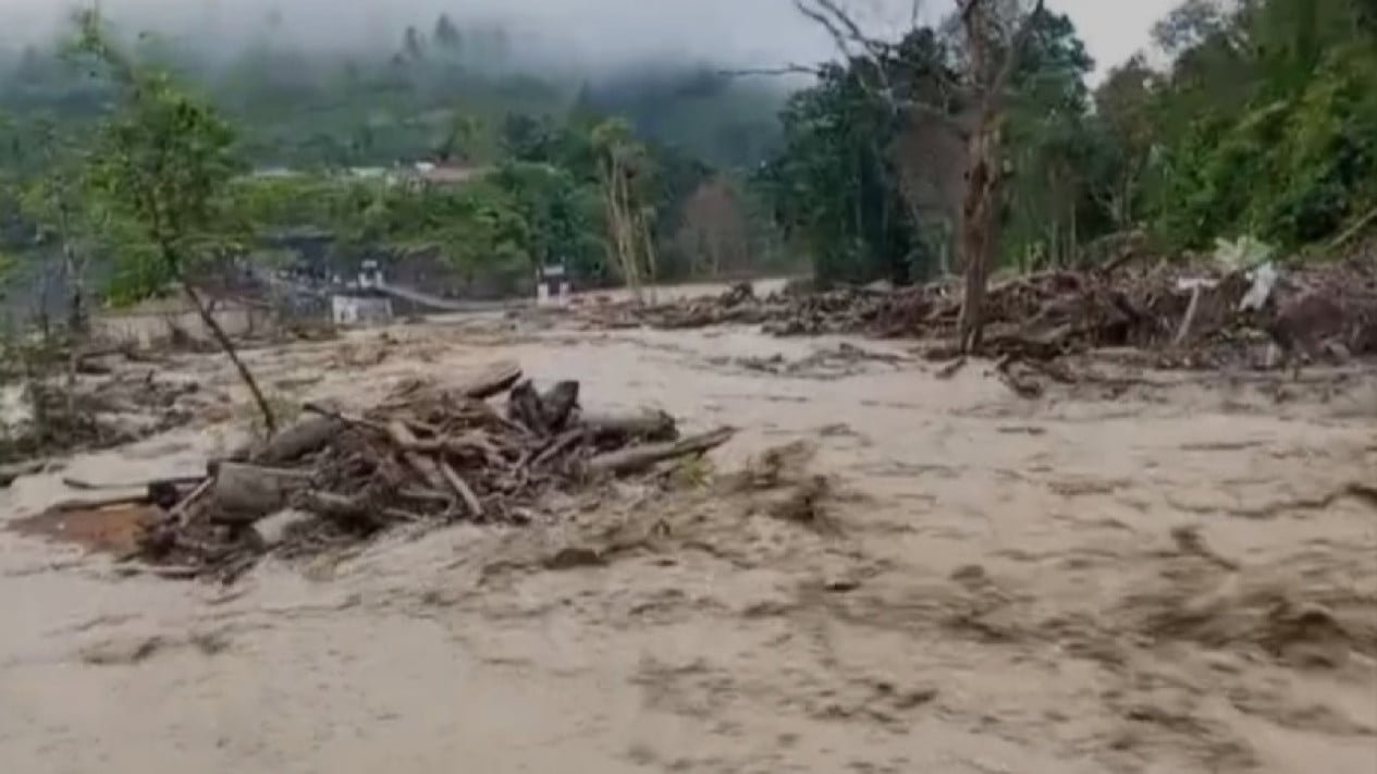 Inundaciones repentinas vuelven a azotar Aceh y dos puentes de emergencia colapsan