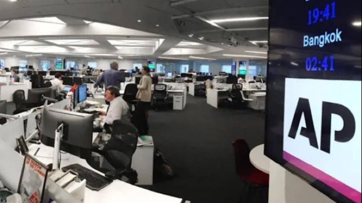 AP despide a cientos de empleados, culpa a AI