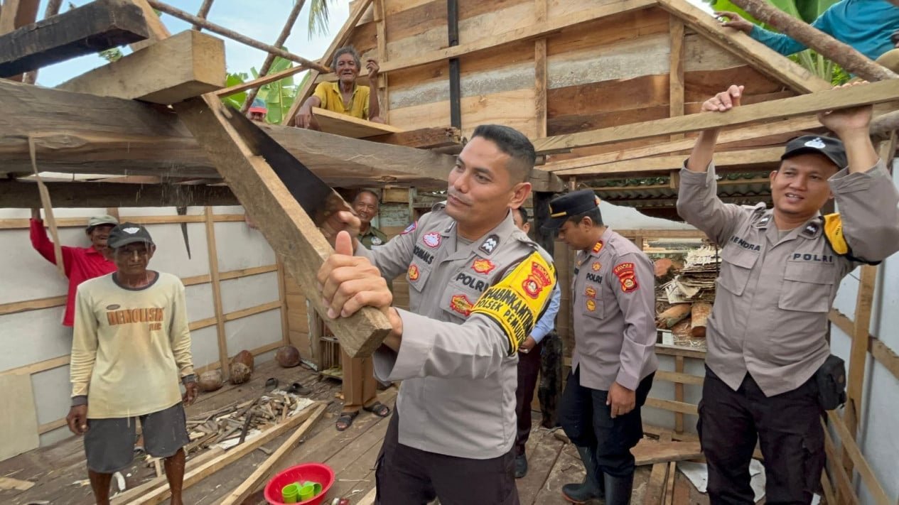 69dfa51f96824-polres-ogan-ilir-memperbaiki-rumah-warga-yang-rusak-akibat-puting-beliung_gemini_1265_711.jpg