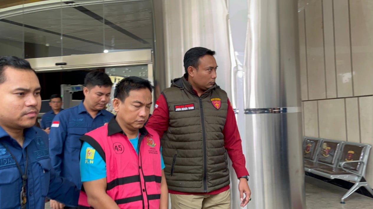 ¡En armas! El presidente del Defensor del Pueblo de Indonesia fue arrestado en abril por el recién designado Fiscal General y ahora lleva chaleco penitenciario