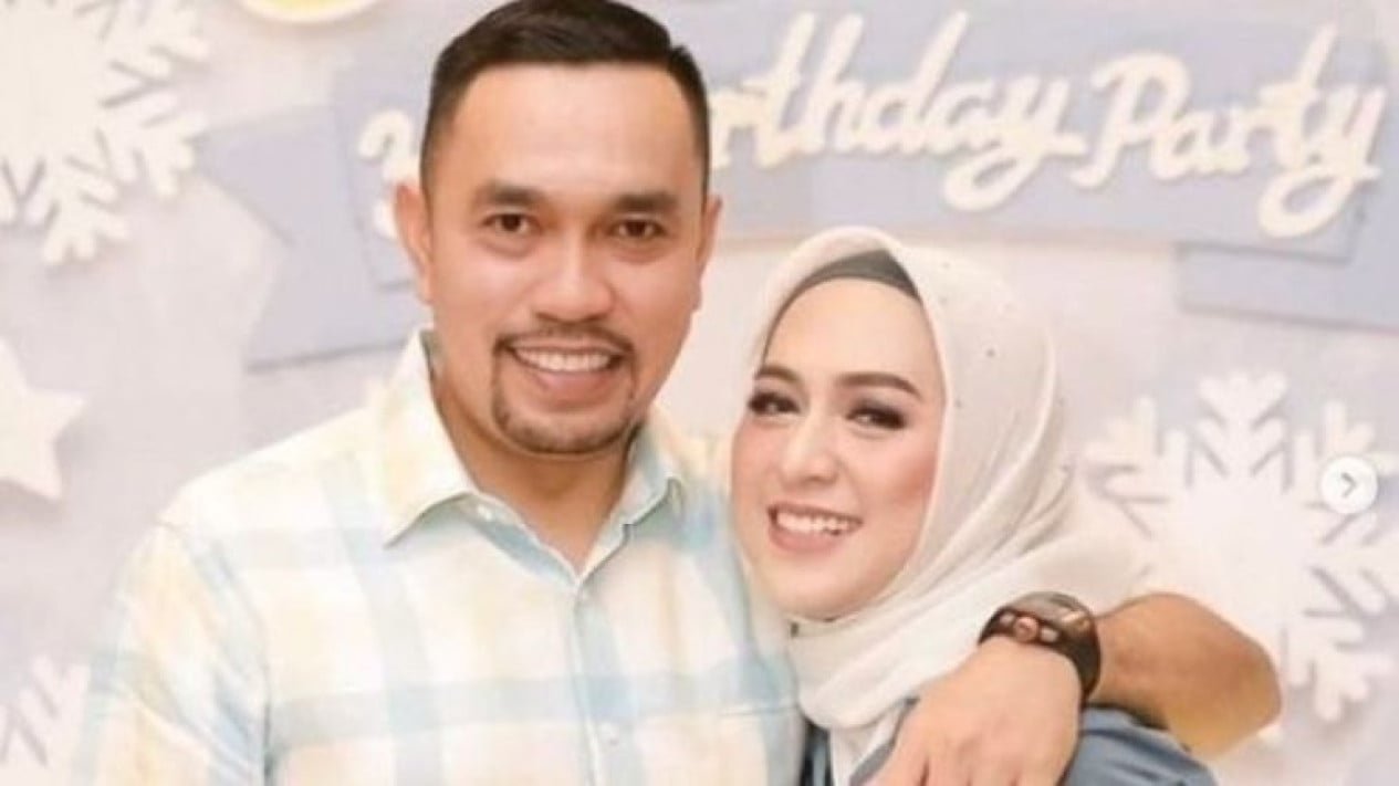 ¡En armas! Estas son las características del presunto romance de la esposa de Ahmad Sahroni: viuda, baterista de una banda de los 90