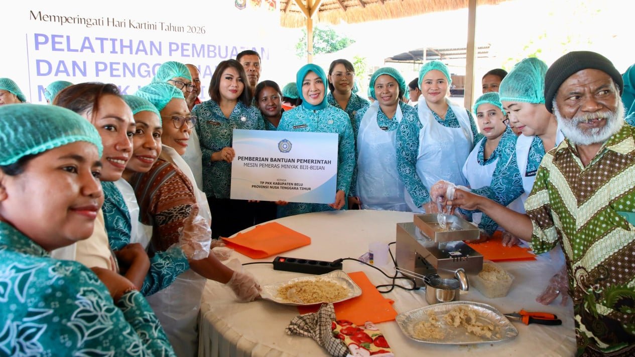 El presidente del TP PKK, Tri Tito Karnavian, elogia el excelente producto local del aceite para velas en Belu Regency