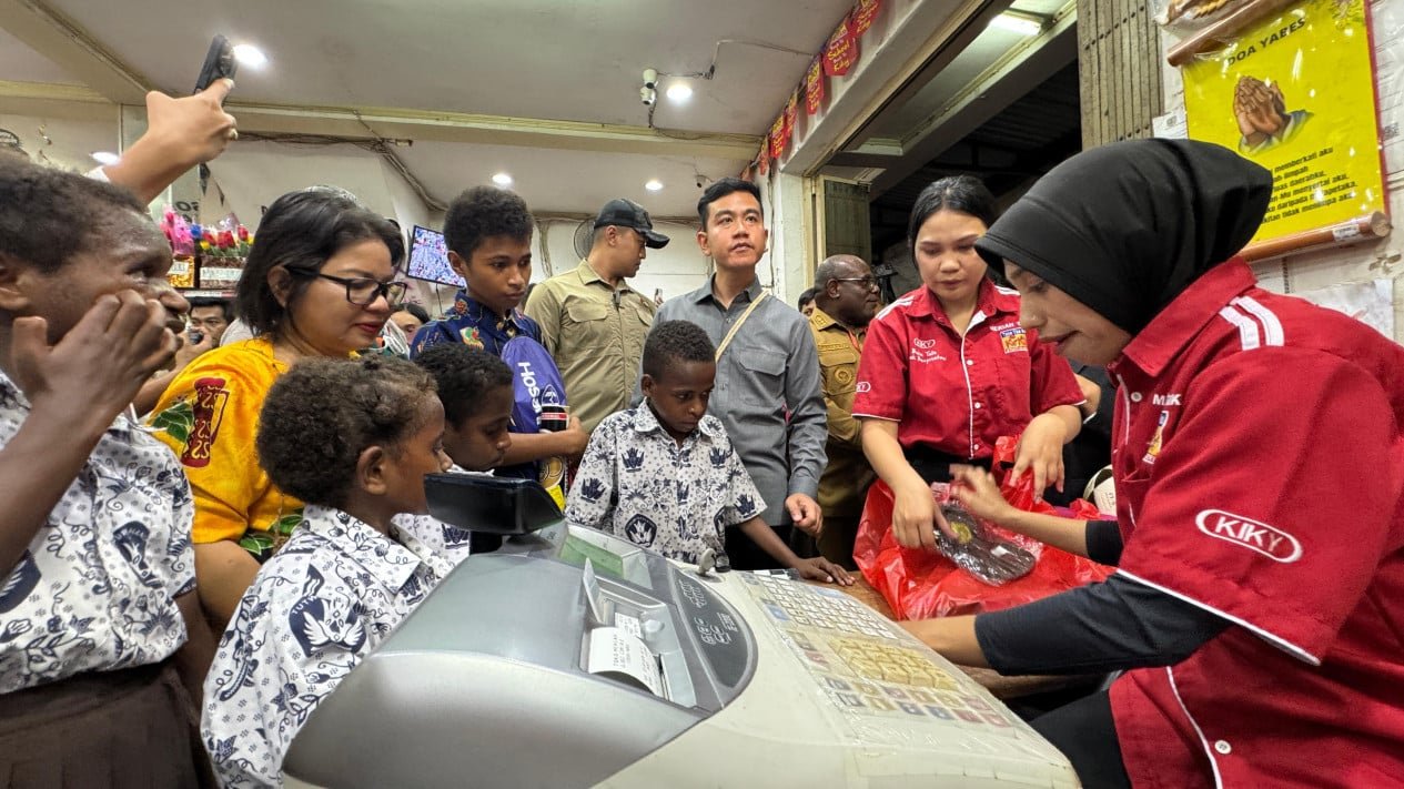 De visita en el Centro Educativo Mimika, Gibran destaca la falta de información