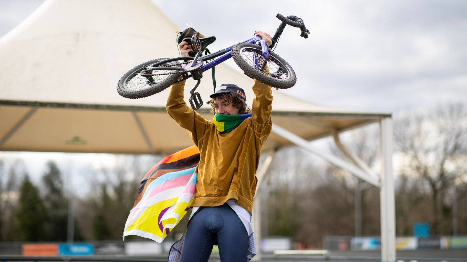 “Las personas queer existen y merecen un lugar en el deporte”: desde los calcetines arcoíris hasta los campamentos de ciclismo, el ciclismo LGBTQ+ prospera a pesar de las menos oportunidades