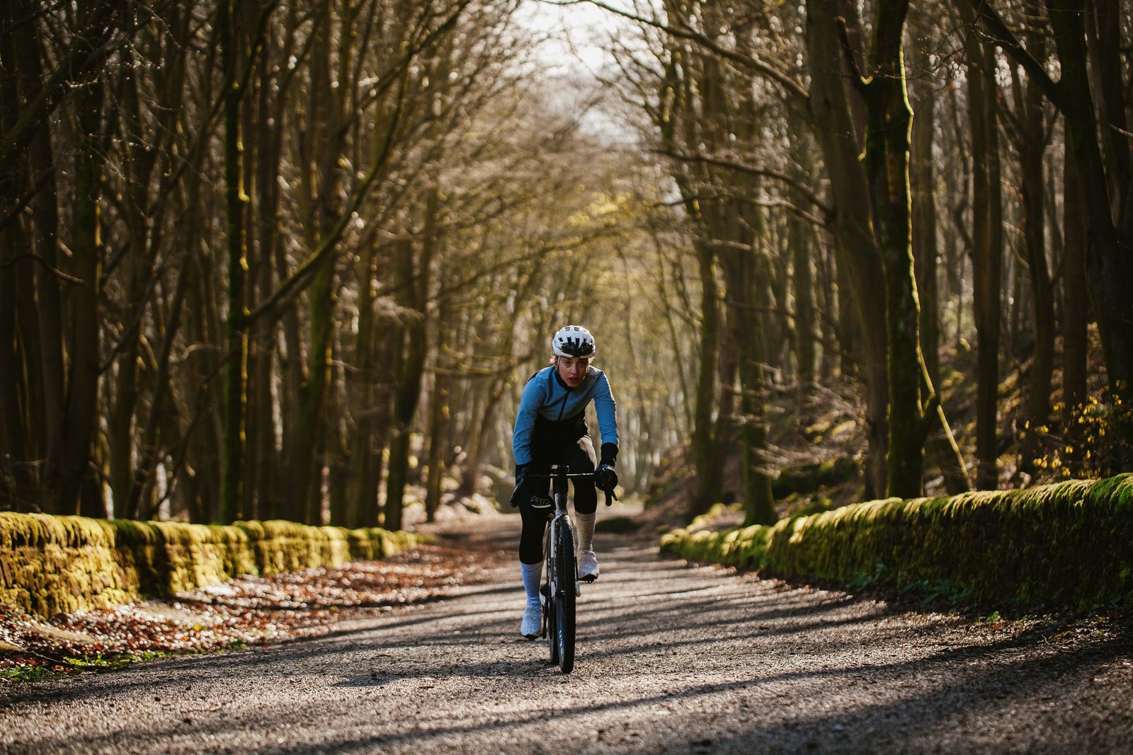Cómo Lizzie Hermolle se convirtió en la mujer más rápida en escalar el Everest en bicicleta de montaña