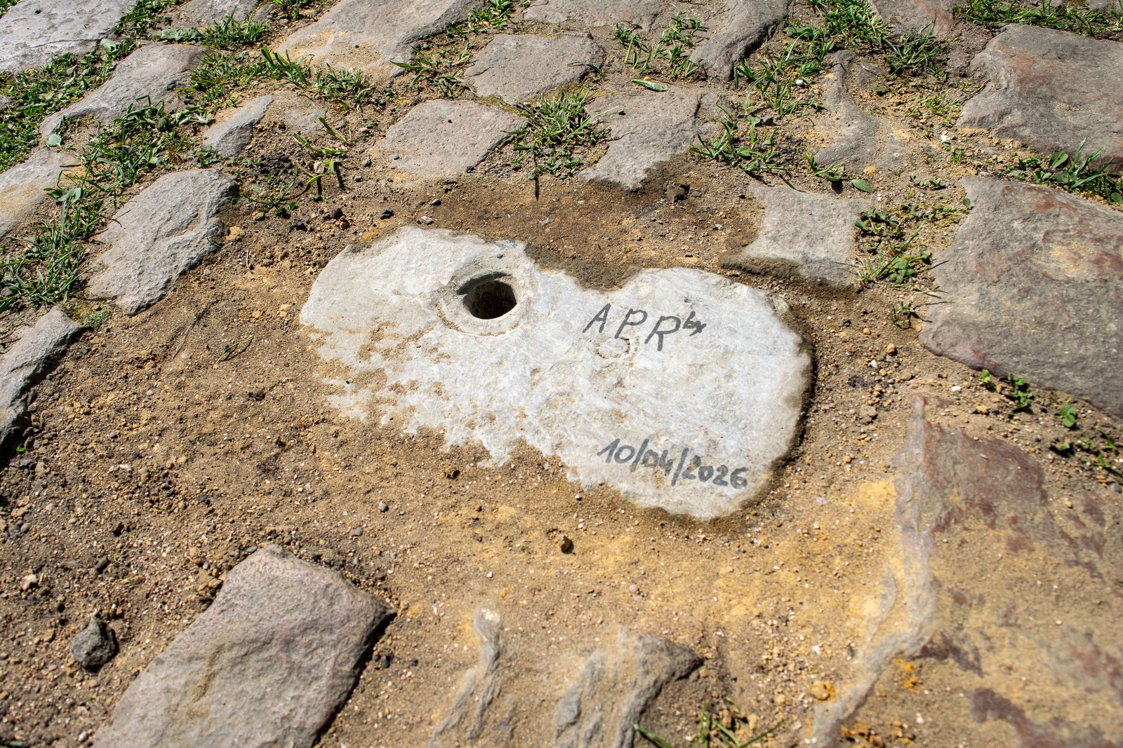 Piedras de sustitución y agujeros llenos de grava y restos de carbón – El estado del bosque de Arenberg en medio del robo de adoquines antes de la París-Roubaix
