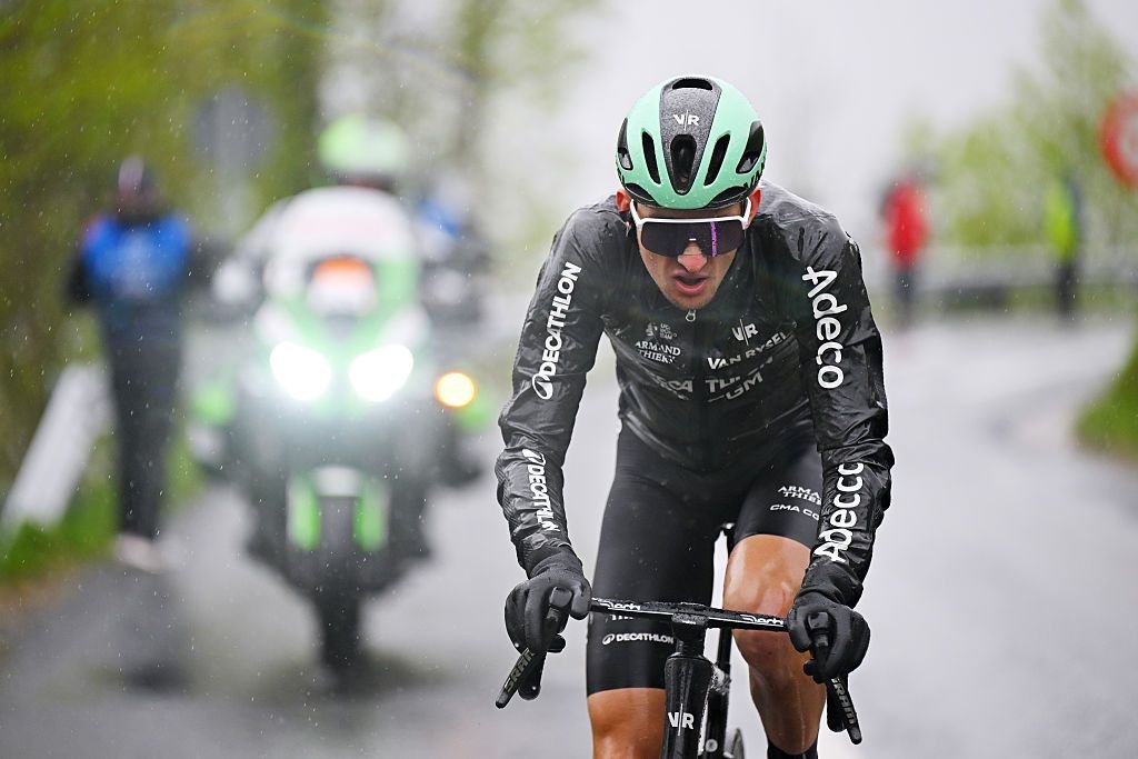 Itzulia País Vasco: Aislado, Paul Seixas gana su primer título de carrera por etapas WorldTour mientras que AJ August gana la etapa final azotada por la lluvia