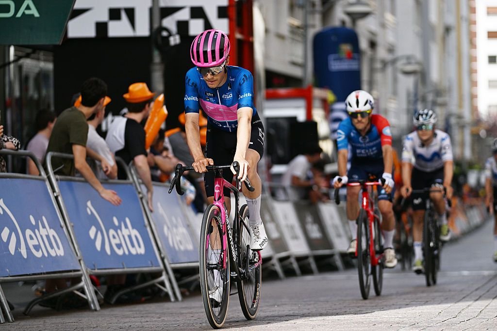 El director deportivo de Lidl-Trek, Kim Andersen, excluido de Itzulia Pays Basque tras chocar el coche de su equipo con Markel Beloki