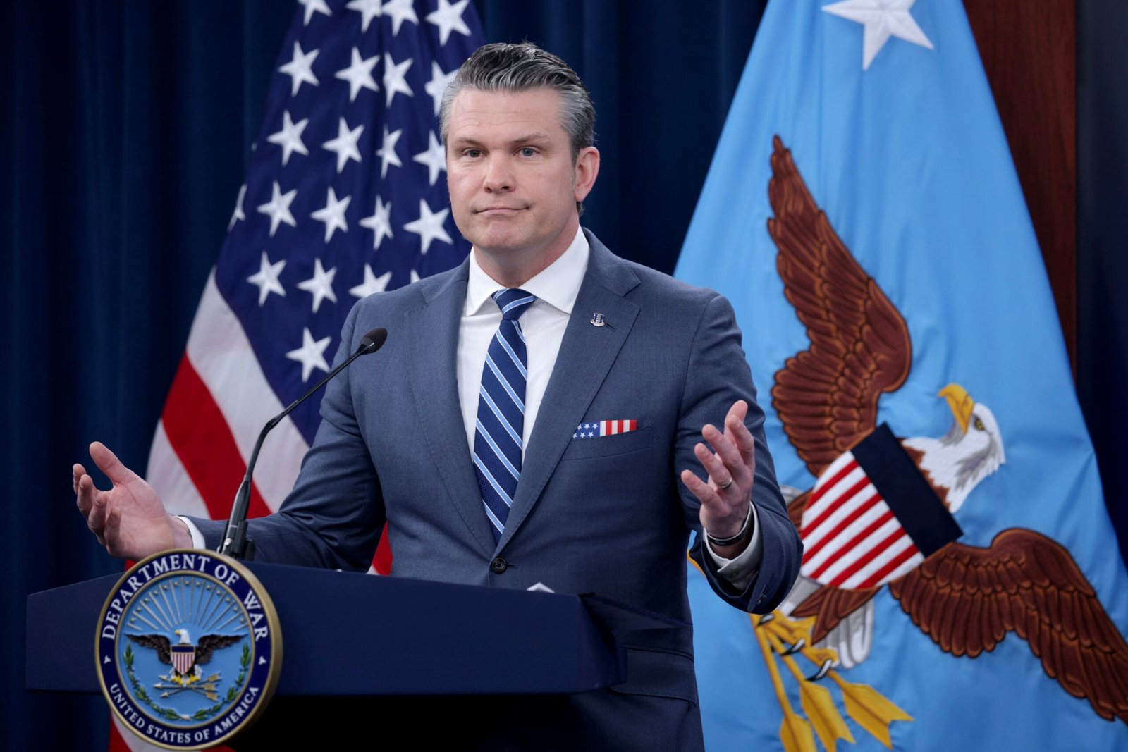 Pete Hegseth cita versículos bíblicos falsos de ‘Pulp Fiction’ durante el servicio de oración en el Pentágono