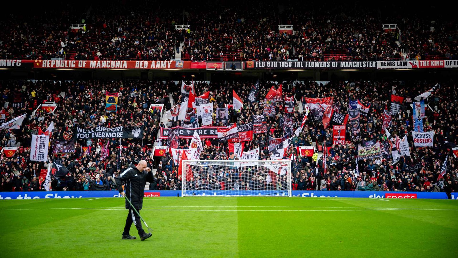 El Ejército Rojo prepara la exhibición de la bandera de Stretford End para el partido de Leeds