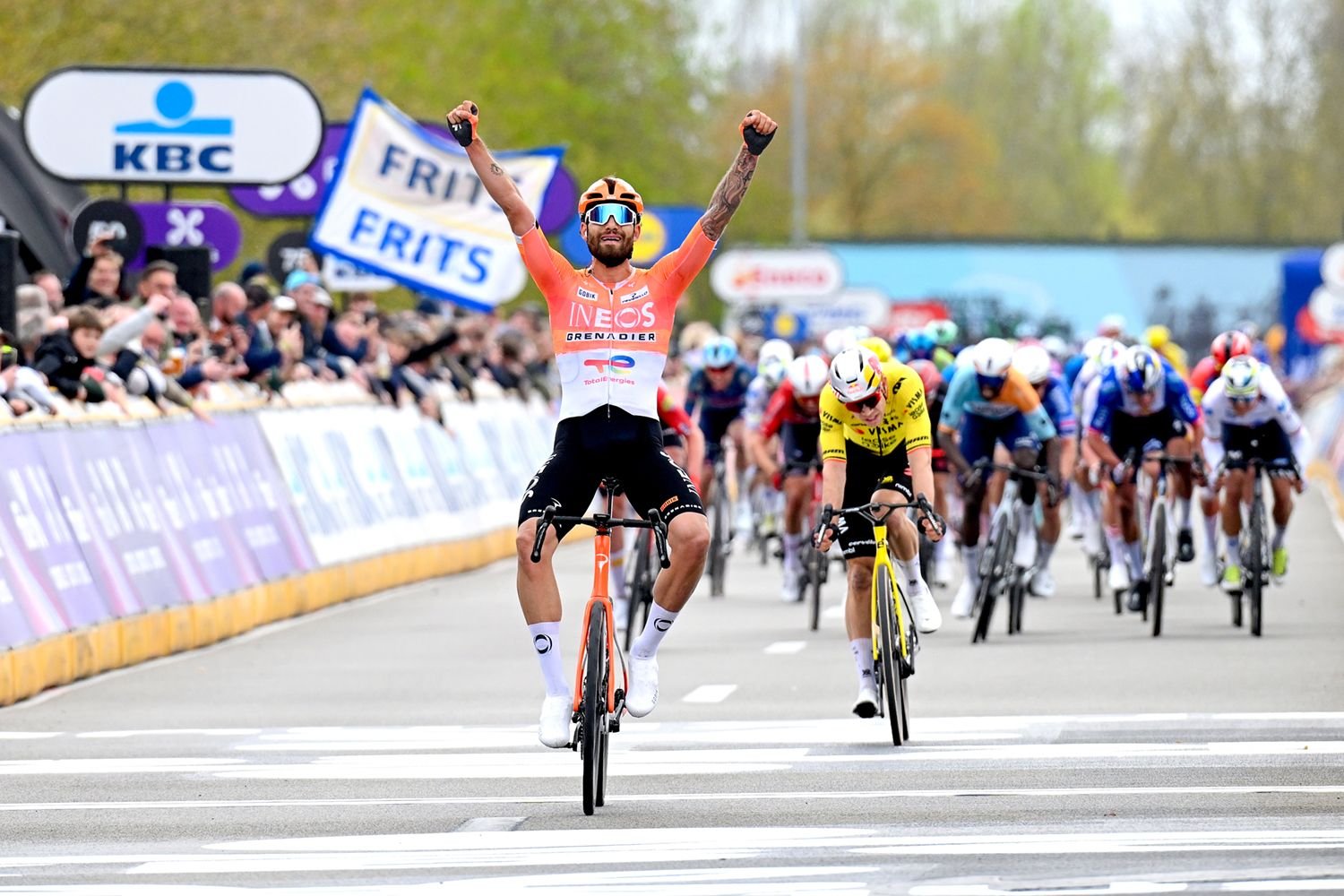 Por Flandes: Filippo Ganna atrapa y adelanta a Wout van Aert en los últimos metros para conseguir una espectacular victoria en el último suspiro