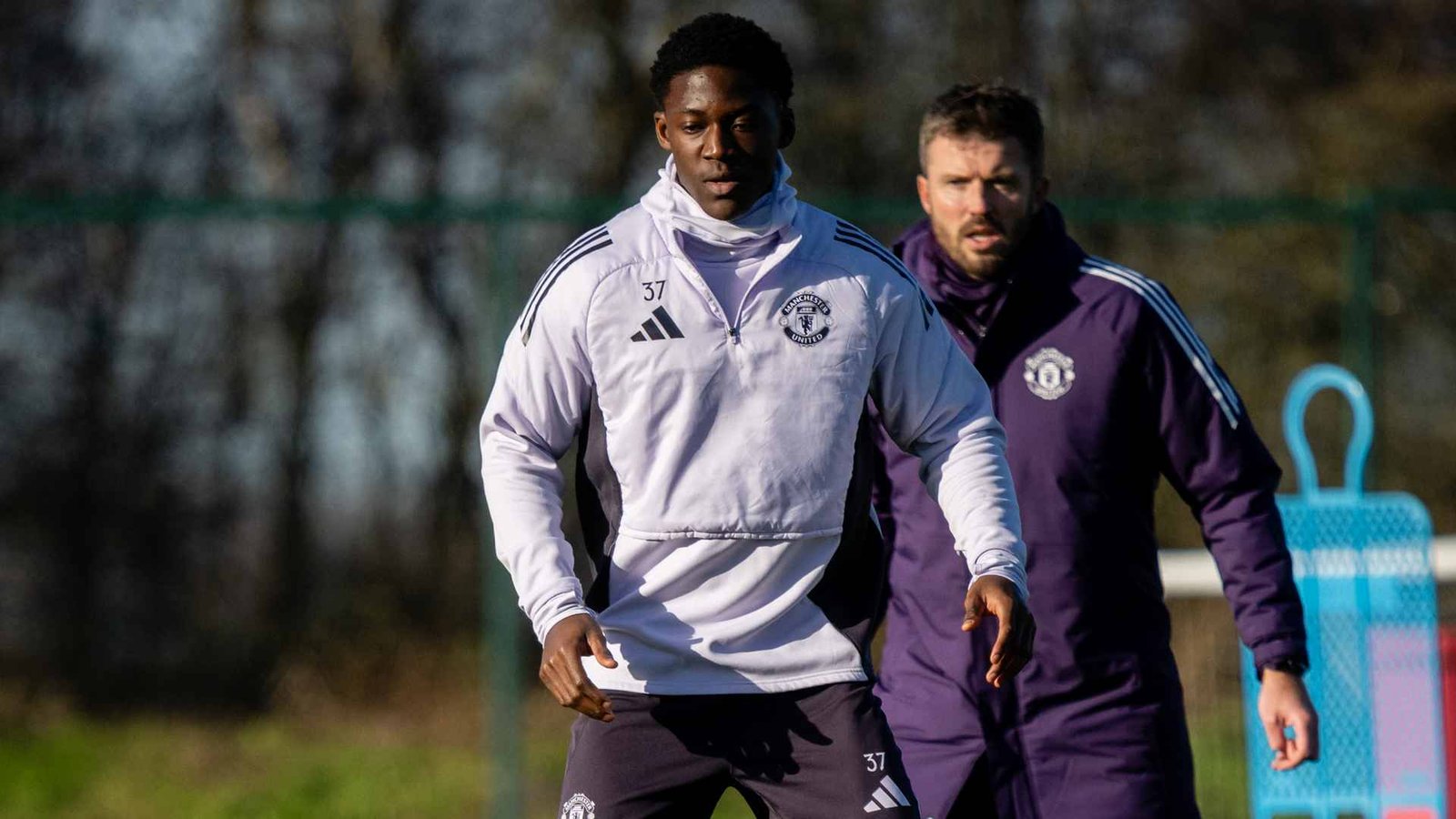 Michael Carrick proporciona información actualizada sobre las negociaciones contractuales de Kobbie Mainoo