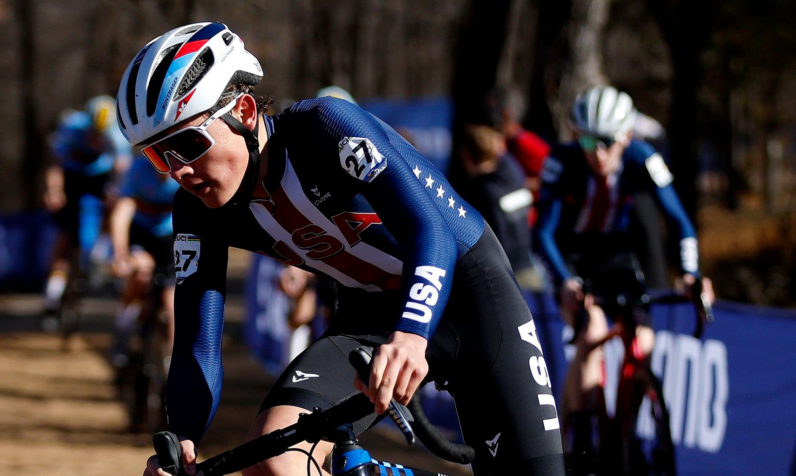 El nuevo proyecto de ley honra la memoria del ciclista adolescente estadounidense Magnus White al exigir el frenado automático de emergencia.