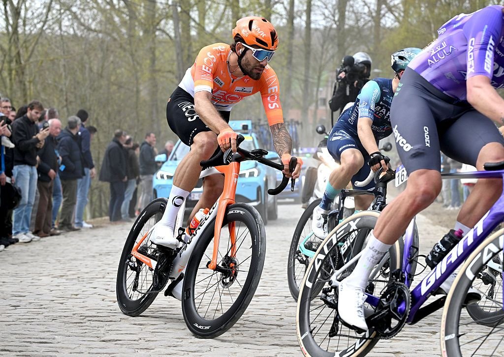 Rueda rota y manillar roto: Filippo Ganna se defiende con fuerza tras un doble problema en Dwars Door Vlaanderen