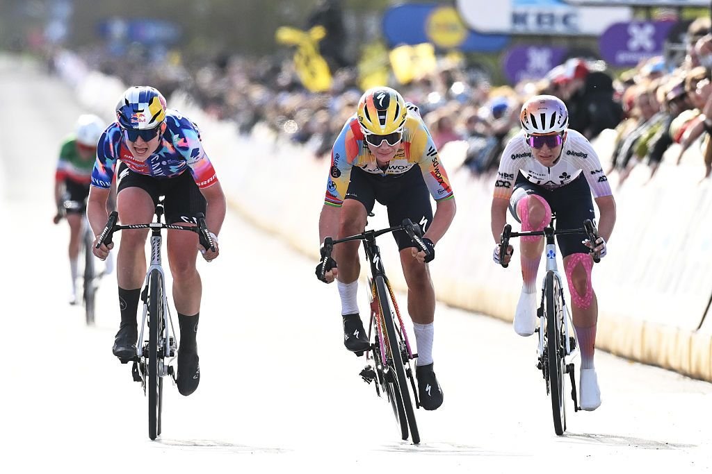 “Hoy la victoria no estaba a nuestro alcance” – Perder a Lorena Wiebes en Koppenberg le cuesta caro a Lotte Kopecky en el Tour de Flandes