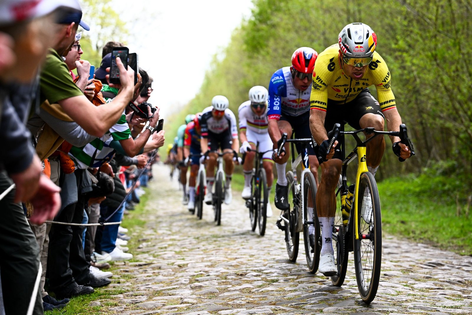 La París-Roubaix más rápida de la historia: Wout van Aert y Tadej Pogačar establecieron una nueva velocidad media más alta de 48,91 km/h, batiendo el récord anterior
