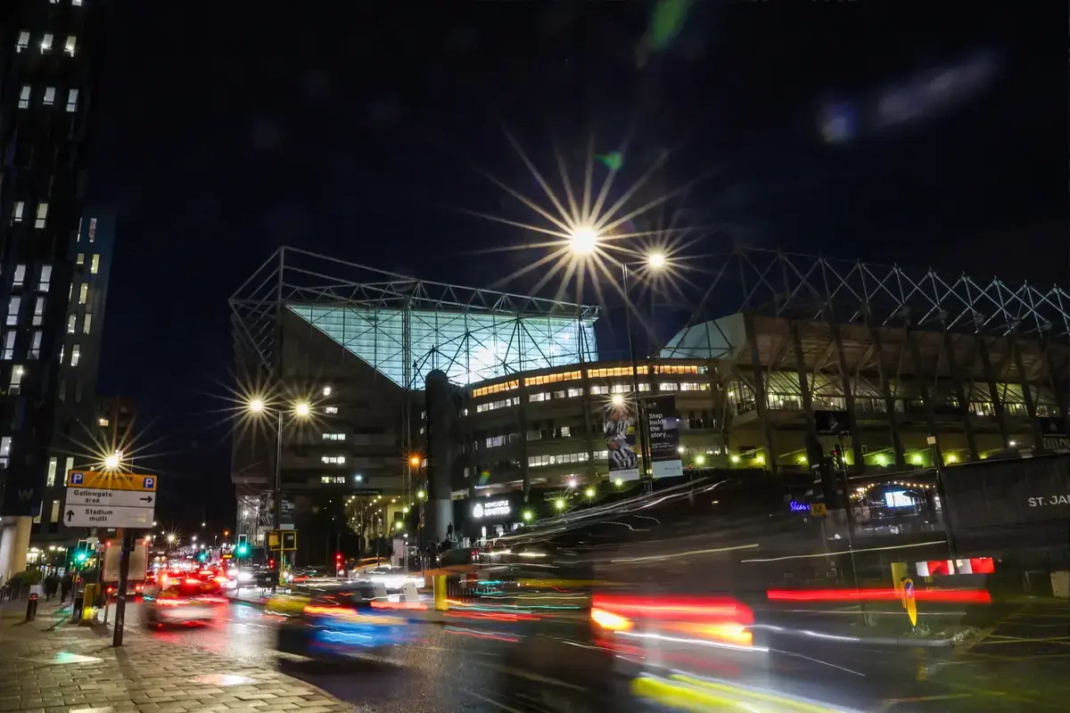 Sangre en el agua y los tiburones dan vueltas.