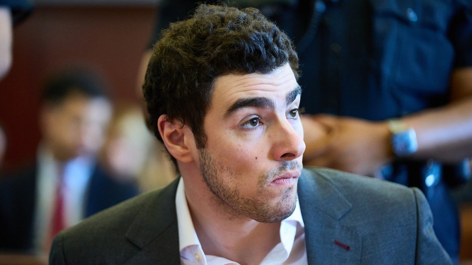 Luigi Mangione regresa a los tribunales en un intento de retrasar el juicio federal