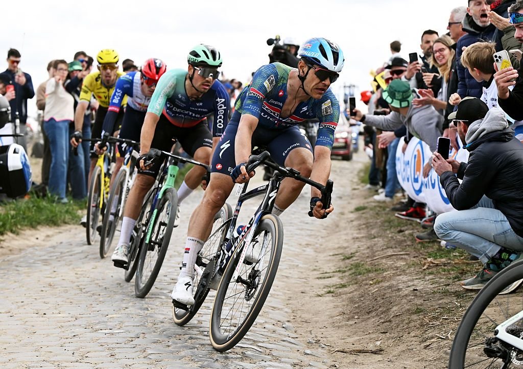Un amplio espectro de emociones golpea al grupo perseguidor París-Roubaix: decepción para Mads Pedersen, Jasper Stuyven se alegra del tercer puesto y Mathieu van der Poel acepta la derrota