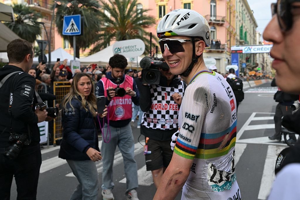La camiseta rota del Milan-San Remo de Tadej Pogacar se vende por una cantidad récord en una subasta benéfica