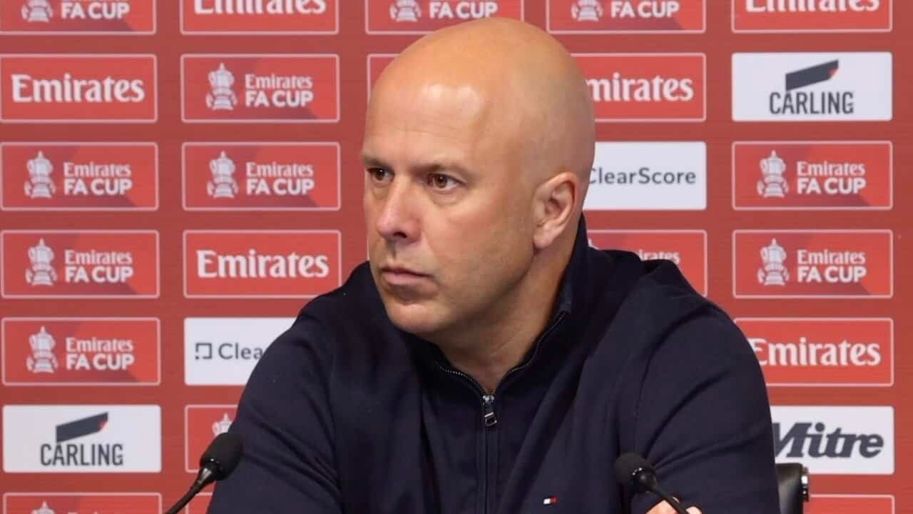 Arne Slot interrogado por los periodistas tras la derrota por 4-0 del Man City en la Copa FA