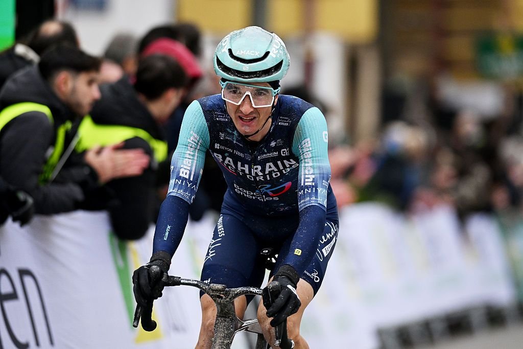 Pello Bilbao, ganador de etapa del Tour de Francia y Giro de Italia, anuncia su retirada a finales de 2026