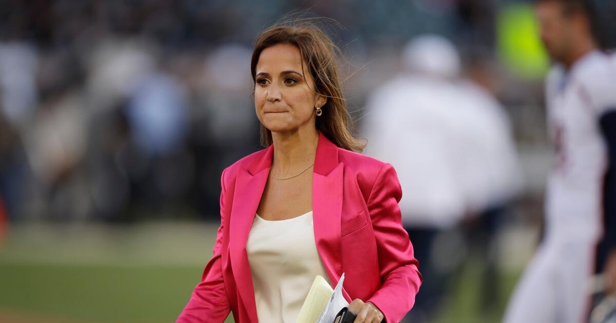 La reportera de la NFL Dianna Russini renuncia después de que se publicaran fotos de ella y el entrenador de los Patriots, Mike Vrabel.