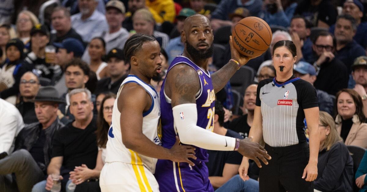LeBron James impulsa a los escasos Lakers a derrotar a los Warriors