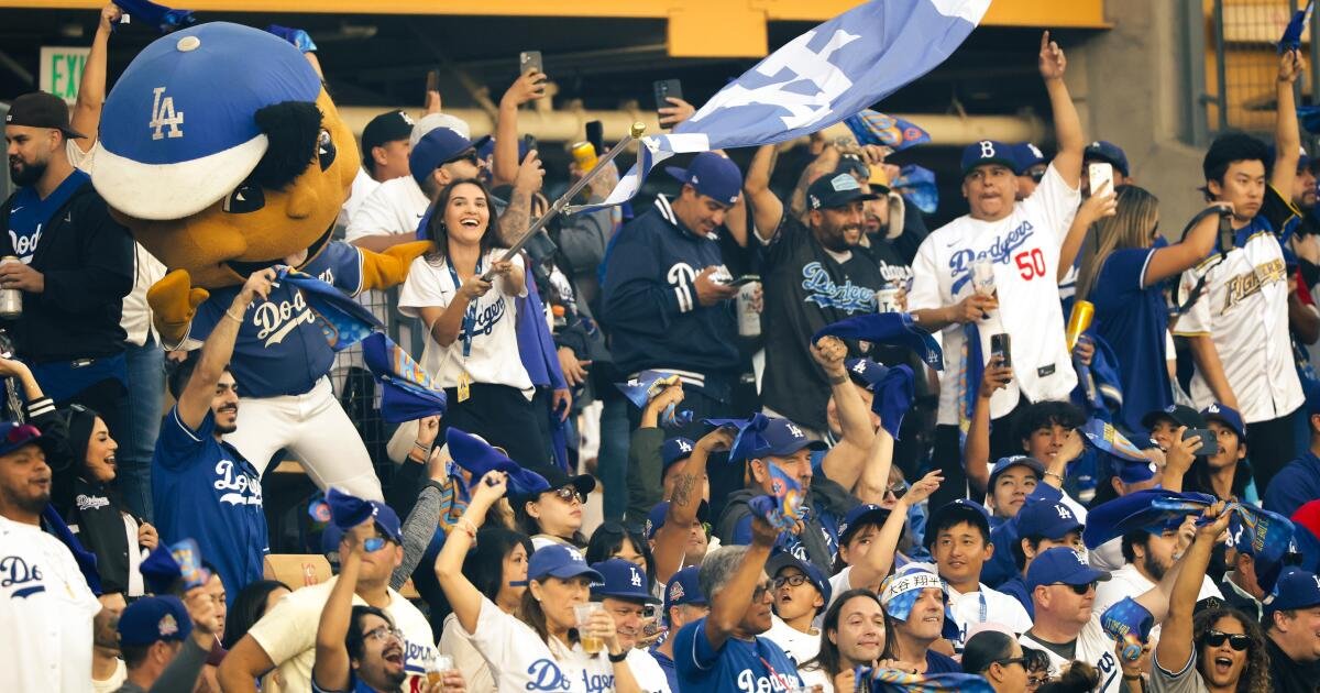 ¿Qué tan populares son los Dodgers? Incluso los Lakers los están observando. Muy alto.