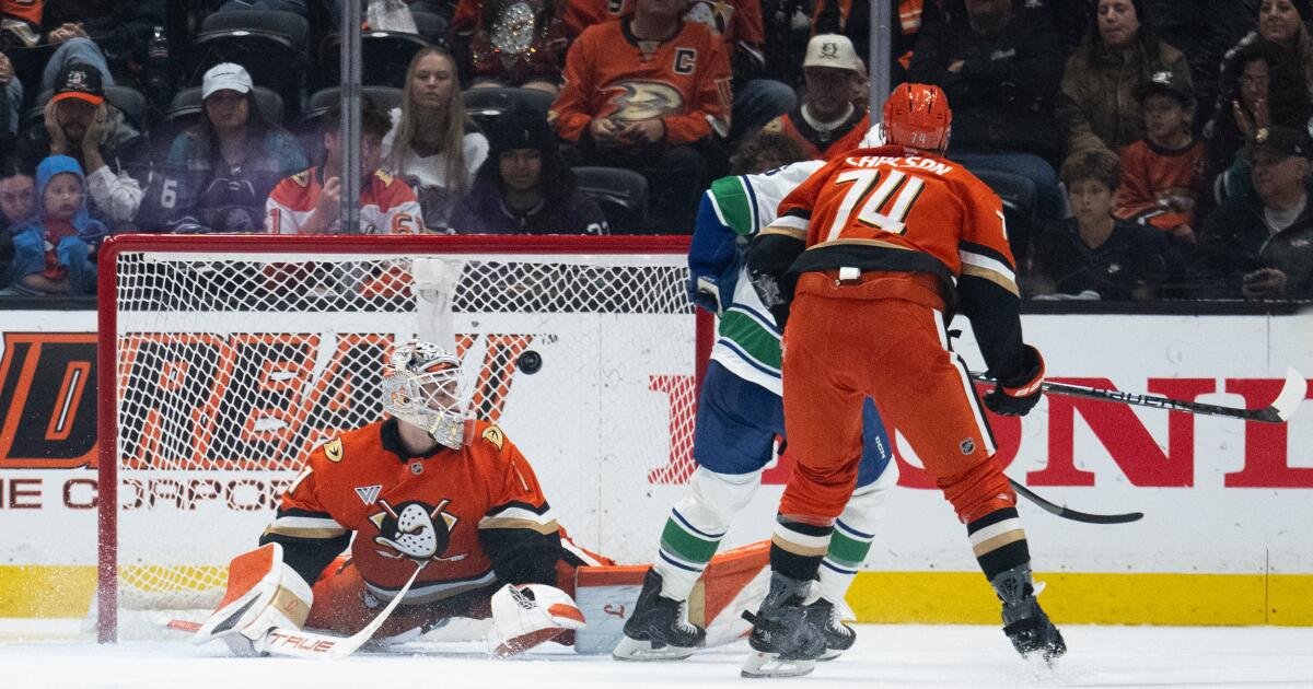 Los Ducks caen ante los Canucks mientras el puesto en los playoffs sigue fuera de su alcance