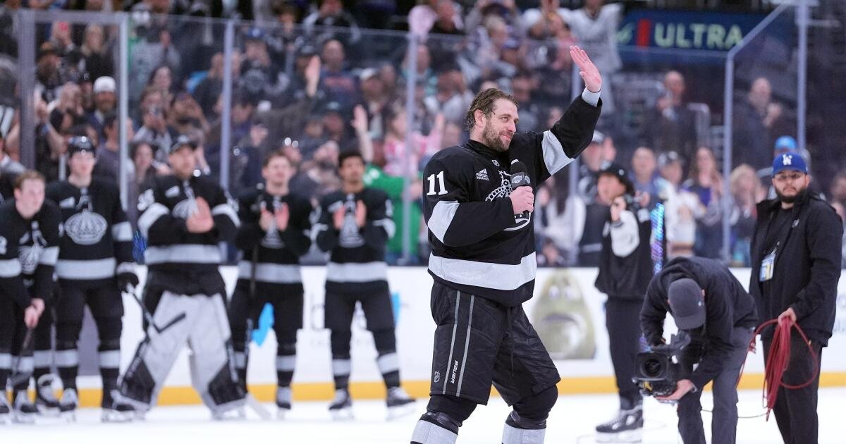 Anze Kopitar honrado después de que los Kings vencieran a Nemesis Oilers en la final local