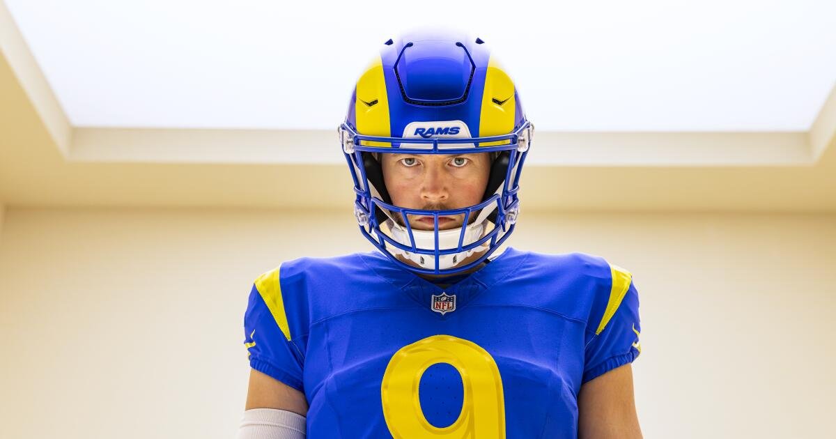 Los Rams presentan nuevos uniformes que reemplazan las camisetas de color hueso