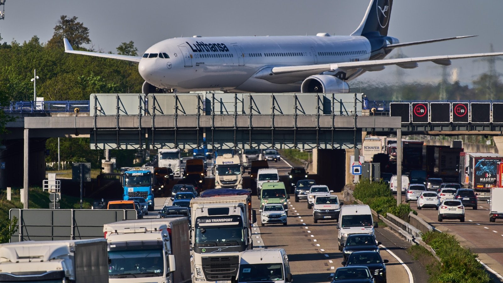 La aerolínea Lufthansa recorta 20.000 vuelos mientras la guerra hace bajar los precios del combustible y los suministros