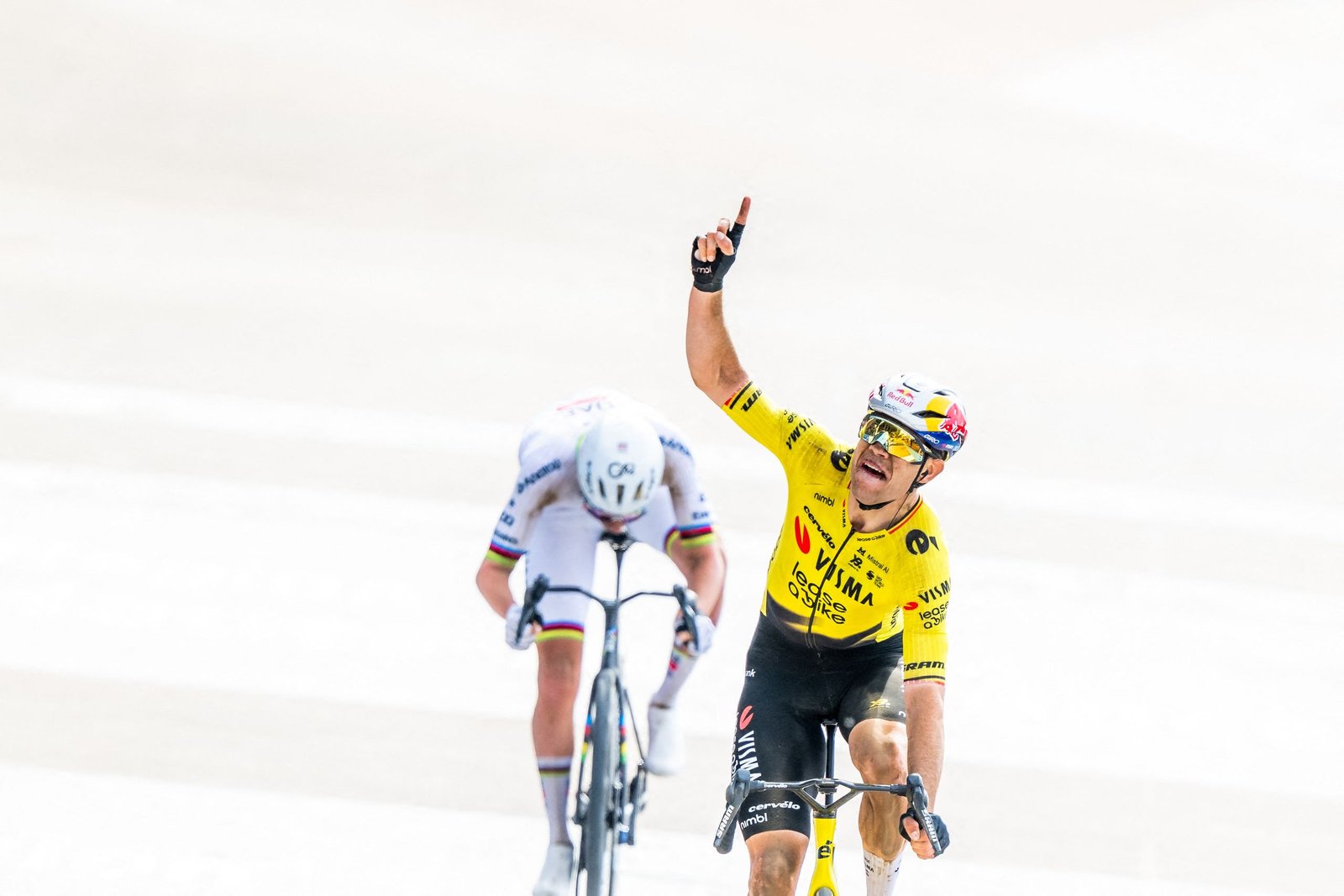 “Wout siempre dijo que ganaría las flores en Roubaix para Michael” – Van Aert cumple su promesa a los padres de su compañero de equipo perdido regalándoles su ramo de París-Roubaix